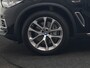 BMW X5 xDrive45e X Line PHEV 395pk Dealer O.H. | Luchtvering | Camera | Adaptief Onderstel | Lederen Sportstoelen Memory | Hifi Audio | Apple Carplay | Sfeerverlichting | Navigatie | DAB | Plug In Hybrid |