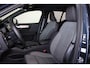 Volvo XC40 B3 Plus Black Edition - IntelliSafe Assist & Surround - 360º Camera - Harman/Kardon audio - Verwarmde voorstoelen & stuur - Parkeersensoren voor & achter - Elektr. bedienb. voorstoelen met geheugen links - Draadloze tel. lader - Standkachel - Extra getint glas - 20' LMV