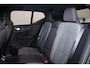 Volvo XC40 B3 Plus Black Edition - IntelliSafe Assist & Surround - 360º Camera - Harman/Kardon audio - Verwarmde voorstoelen & stuur - Parkeersensoren voor & achter - Elektr. bedienb. voorstoelen met geheugen links - Draadloze tel. lader - Standkachel - Extra getint glas - 20' LMV