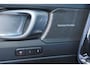 Volvo XC40 B3 Plus Black Edition - IntelliSafe Assist & Surround - 360º Camera - Harman/Kardon audio - Verwarmde voorstoelen & stuur - Parkeersensoren voor & achter - Elektr. bedienb. voorstoelen met geheugen links - Draadloze tel. lader - Standkachel - Extra getint glas - 20' LMV