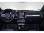 Volvo XC40 B3 Plus Black Edition - IntelliSafe Assist & Surround - 360º Camera - Harman/Kardon audio - Verwarmde voorstoelen & stuur - Parkeersensoren voor & achter - Elektr. bedienb. voorstoelen met geheugen links - Draadloze tel. lader - Standkachel - Extra getint glas - 20' LMV