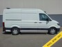 Volkswagen Crafter 35 2.0TDI L3H3 3-Persoons Camera Navi Cruise Control Voorruitverwarming Pdc DAB+ Bluetooth Airco Highline Betonplex vloer Wandbetimmering Schuifdeur Regen-Lichtsensor 2.500KG Trekgewicht Origineel Nederlandse Auto