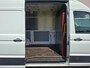 Volkswagen Crafter 35 2.0TDI L3H3 3-Persoons Camera Navi Cruise Control Voorruitverwarming Pdc DAB+ Bluetooth Airco Highline Betonplex vloer Wandbetimmering Schuifdeur Regen-Lichtsensor 2.500KG Trekgewicht Origineel Nederlandse Auto