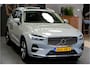 Volvo XC60 2.0 T6 Plug-in hybrid AWD 293kW/399pk Aut8 Long Range Edition Bright NIEUWSTAAT! PANORAMADAK + LEDER + ADAPT.CRUISE + PILOT ASSIST + GOOGLE NAVIGATIE&SERVICES + EL.WEGKLABARE TREKHAAK + SPATLAPPEN + CAMERA + PARKSENSOREN + 19" LM-VELGEN!!