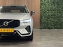 Volvo XC60 T6 AWD Recharge Plus Dark | Trekhaak | 360° Camera | All Season banden | Adaptieve Cruise Control | Stoelverwarming voor+achter | Stuurwielverwarming | Schuifdak | Pilot Assist | BLIS Dode Hoek Detectie | Elektrische voorstoelen geheugen | Lederen bekleding | Zitting verlenging voorstoelen | 19 Inch | Google Infotainment | Keyless Drive | Elektrisch bedienbare achterklep | DAB Radio | Apple Carplay/Android Auto | Draadloos telefoon opladen | Volvo On Call met mobiele App functie | Silver Dawn Metallic |