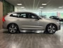 Volvo XC60 T6 AWD Recharge Plus Dark | Trekhaak | 360° Camera | All Season banden | Adaptieve Cruise Control | Stoelverwarming voor+achter | Stuurwielverwarming | Schuifdak | Pilot Assist | BLIS Dode Hoek Detectie | Elektrische voorstoelen geheugen | Lederen bekleding | Zitting verlenging voorstoelen | 19 Inch | Google Infotainment | Keyless Drive | Elektrisch bedienbare achterklep | DAB Radio | Apple Carplay/Android Auto | Draadloos telefoon opladen | Volvo On Call met mobiele App functie | Silver Dawn Metallic |