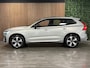 Volvo XC60 T6 AWD Recharge Plus Dark | Trekhaak | 360° Camera | All Season banden | Adaptieve Cruise Control | Stoelverwarming voor+achter | Stuurwielverwarming | Schuifdak | Pilot Assist | BLIS Dode Hoek Detectie | Elektrische voorstoelen geheugen | Lederen bekleding | Zitting verlenging voorstoelen | 19 Inch | Google Infotainment | Keyless Drive | Elektrisch bedienbare achterklep | DAB Radio | Apple Carplay/Android Auto | Draadloos telefoon opladen | Volvo On Call met mobiele App functie | Silver Dawn Metallic |
