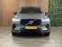 Volvo XC60 T8 AWD Recharge Ultra Ultimate Dark | Luchtvering | Trekhaak | 360 Camera | All Season banden | Harman Kardon | Head-Up Display | 455pk | Adaptieve Cruise Control | Stoelverwarming voor+achter | Stuurwielverwarming | Schuifdak | 19 Inch | Full LED Meesturende koplampen | Pilot Assist | BLIS Dode Hoek Detectie | Elektrische voorstoelen geheugen | Lederen bekleding | Zitting verlenging voorstoelen | Lederen dashboard | Google Infotainment | Keyless Drive | Parkeersensoren voor+achter | Privacy Glass | Elektrisch bedienbare achterklep | DAB Radio | Apple Carplay/Android Auto | Alarm Klasse III | Draadloos telefoon opladen | Volvo On Call met mobiele App functie | Thunder Grey Metallic |