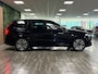 Volvo XC90 T8 AWD Recharge Ultra Dark | Vol! | Bowers & Wilkins | Luchtvering | Stoelventilatie | Trekhaak | 360 Camera | Head-Up Display | Stoelmassage | 455pk | Adaptieve Cruise Control | Stoelverwarming voor+achter | Stuurwielverwarming | Schuifdak | 20 Inch | Full LED Meesturende koplampen | Pilot Assist | BLIS Dode Hoek Detectie | Alcantara hemelbekleding | Lederen handgrepen en zonnekleppen | Elektrische voorstoelen geheugen | Nappa Lederen bekleding | Zitting verlenging voorstoelen | Lederen Dashboard | Google Infotainment | Keyless Drive | Parkeersensoren voor+achter | Privacy Glass | Elektrisch bedienbare achterklep | Geïntegreerde zongordijnen achterportieren | Geïntegreerd kinderzitje achterin | Verlichte instaplijsten | 7-Persoons | 4-Zone Climate Control | DAB Radio | Apple Carplay/Android Auto | Alarm Klasse III | Draadloos telefoon opladen | Volvo On Call met mobiele App functie | Onyx Black Metallic |