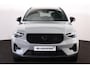Volvo XC40 B3 Plus Black Edition - IntelliSafe Assist & Surround - 360º Camera - Harman/Kardon audio - Verwarmde voorstoelen & stuur - Parkeersensoren voor & achter - Elektr. bedienb. voorstoelen met geheugen links - Draadloze tel. lader - Extra getint glas - Inklapbare trekhaak - 20' LMV