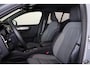 Volvo XC40 B3 Plus Black Edition - IntelliSafe Assist & Surround - 360º Camera - Harman/Kardon audio - Verwarmde voorstoelen & stuur - Parkeersensoren voor & achter - Elektr. bedienb. voorstoelen met geheugen links - Draadloze tel. lader - Extra getint glas - Inklapbare trekhaak - 20' LMV
