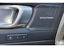 Volvo XC40 B3 Plus Black Edition - IntelliSafe Assist & Surround - 360º Camera - Harman/Kardon audio - Verwarmde voorstoelen & stuur - Parkeersensoren voor & achter - Elektr. bedienb. voorstoelen met geheugen links - Draadloze tel. lader - Extra getint glas - Inklapbare trekhaak - 20' LMV