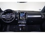 Volvo XC40 B3 Plus Black Edition - IntelliSafe Assist & Surround - 360º Camera - Harman/Kardon audio - Verwarmde voorstoelen & stuur - Parkeersensoren voor & achter - Elektr. bedienb. voorstoelen met geheugen links - Draadloze tel. lader - Extra getint glas - Inklapbare trekhaak - 20' LMV