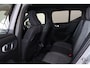 Volvo XC40 B3 Plus Black Edition - IntelliSafe Assist & Surround - 360º Camera - Harman/Kardon audio - Verwarmde voorstoelen & stuur - Parkeersensoren voor & achter - Elektr. bedienb. voorstoelen met geheugen links - Draadloze tel. lader - Extra getint glas - Inklapbare trekhaak - 20' LMV
