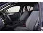 Volvo XC40 B3 Core - IntelliSafe Assist & Surround - Parkeercamera achter - Parkeersensoren voor & achter - Elektr. bedienb. voorstoelen met geheugen links - Extra getint glas - 18' LMV