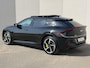 Kia EV6 GT AWD 77.4 kWh 585 pk / SOH 100% /Fabrieksgarantie tot 4-2031 / Dealer onderhouden / Meridian Audio / Warmtepomp / Camera 360° / Navi / Apple Carplay Android / 21" LM wielen / HUD / Sport & Kuipstoelen / CCS Snelladen / Elektr. Achterklep / Stoel Verwarming / Stuurwiel Verwarming / Achterbank Verwarming / DAB /