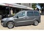 Peugeot Partner Tepee 110 Pk Benzine Style uitvoering * Airco * Trekhaak * Cruise Control * 5-Persoons * Parkeersensoren * Vingerhoets; Vierde Generatie Eersteklas Service. Al meer dan 100 jaar een begrip in de Brabantse Kempen