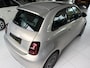 Fiat 500 Giorgio Armani Edition 42 kWh Achteruitrijcamera - Airco - Apple carplay - Navigatie - Parkeersensoren - Draadloze telefoonlader - Panoramadak - Stoelverwarming - Licht metalen velgen 17 inch - Led verlichting Bluetooth - dodehoek detector - Elektrische ramen - Extra getint glas achter - Keyless start - lederen bekleding - Stuur multifunctioneel