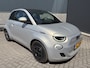 Fiat 500 Giorgio Armani Edition 42 kWh Achteruitrijcamera - Airco - Apple carplay - Navigatie - Parkeersensoren - Draadloze telefoonlader - Panoramadak - Stoelverwarming - Licht metalen velgen 17 inch - Led verlichting Bluetooth - dodehoek detector - Elektrische ramen - Extra getint glas achter - Keyless start - lederen bekleding - Stuur multifunctioneel