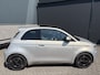 Fiat 500 Giorgio Armani Edition 42 kWh Achteruitrijcamera - Airco - Apple carplay - Navigatie - Parkeersensoren - Draadloze telefoonlader - Panoramadak - Stoelverwarming - Licht metalen velgen 17 inch - Led verlichting Bluetooth - dodehoek detector - Elektrische ramen - Extra getint glas achter - Keyless start - lederen bekleding - Stuur multifunctioneel