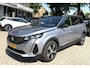Peugeot 5008 Benzine 130 Pk ** Automaat ** Luxe GT * 7-Persoons * * Adaptive Cruise Control * Navigatie af fabriek + Apple Carplay / Android Auto * Stoelverwarming * 1/2 Lederen interieur * Achteruitrij Camera * Climate Control * Full Led Verlichting * Dod Vingerhoets; Vierde Generatie Eersteklas Service. Al meer dan 100 jaar een begrip in de Brabantse Kempen