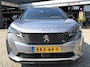 Peugeot 5008 Benzine 130 Pk ** Automaat ** Luxe GT * 7-Persoons * * Adaptive Cruise Control * Navigatie af fabriek + Apple Carplay / Android Auto * Stoelverwarming * 1/2 Lederen interieur * Achteruitrij Camera * Climate Control * Full Led Verlichting * Dod Vingerhoets; Vierde Generatie Eersteklas Service. Al meer dan 100 jaar een begrip in de Brabantse Kempen