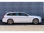 Volvo V90 2.0 T8 Plug-in Hybrid AWD Ultra Dark | PHEV | Trekhaak | Luchtvering | Bowers Wilkins | Nappaleder | Stoelventilatie | Stoelmassage | 360 Graden Camera | Panoramadak | Head-up Display | Gelamineerd Glas | Keyless Entry | Elektrische Achterklep | Elektrisch Verstelbare Voorstoelen | Apple Carplay | Android Auto