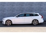 Volvo V90 2.0 T8 Plug-in Hybrid AWD Ultra Dark | PHEV | Trekhaak | Luchtvering | Bowers Wilkins | Nappaleder | Stoelventilatie | Stoelmassage | 360 Graden Camera | Panoramadak | Head-up Display | Gelamineerd Glas | Keyless Entry | Elektrische Achterklep | Elektrisch Verstelbare Voorstoelen | Apple Carplay | Android Auto