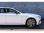 Volvo V90 2.0 T8 Plug-in Hybrid AWD Ultra Dark | PHEV | Trekhaak | Luchtvering | Bowers Wilkins | Nappaleder | Stoelventilatie | Stoelmassage | 360 Graden Camera | Panoramadak | Head-up Display | Gelamineerd Glas | Keyless Entry | Elektrische Achterklep | Elektrisch Verstelbare Voorstoelen | Apple Carplay | Android Auto