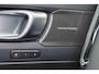 Volvo EX40 Performance Ultra 82 kWh - Panorama/schuifdak - IntelliSafe Assist & Surround - 360º Camera - Harman/Kardon audio - Verwarmde voorstoelen, stuur & achterbank - Parkeersensoren voor & achter - Elektr. bedienb. voorstoelen met geheugen links - Draadloze tel. lader - Warmtepomp - Extra getint glas - Elektr. inklapbare trekhaak - 20' LMV
