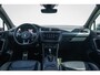 Volkswagen Tiguan 1.5 TSI R-line Pano | memory stoelen | Trekhaak elektrisch | Stoelverwarming | head up display | Camera | Adaptive cruise | CarP