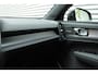 Volvo EC40 Twin Motor Ultra Black Edition Europa 82 kWh | Visual Park Assist met 360° Camera | Harman/Kardon | Vast Panoramadak | Elektrisch Verstelbare Voorstoelen Met Geheugen | Connect Microtech/Nubuck Bekleding | BLIS | Adaptive Cruise Control | Stoelverwarming Voor- en Achter | Stuurverwarming | Pilot Assist | Elektrische Achterklep Met Sensorsturing | Keyless |