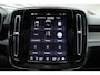 Volvo EC40 Twin Motor Ultra Black Edition Europa 82 kWh | Visual Park Assist met 360° Camera | Harman/Kardon | Vast Panoramadak | Elektrisch Verstelbare Voorstoelen Met Geheugen | Connect Microtech/Nubuck Bekleding | BLIS | Adaptive Cruise Control | Stoelverwarming Voor- en Achter | Stuurverwarming | Pilot Assist | Elektrische Achterklep Met Sensorsturing | Keyless |