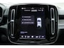 Volvo EC40 Twin Motor Ultra Black Edition Europa 82 kWh | Visual Park Assist met 360° Camera | Harman/Kardon | Vast Panoramadak | Elektrisch Verstelbare Voorstoelen Met Geheugen | Connect Microtech/Nubuck Bekleding | BLIS | Adaptive Cruise Control | Stoelverwarming Voor- en Achter | Stuurverwarming | Pilot Assist | Elektrische Achterklep Met Sensorsturing | Keyless |