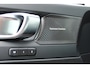 Volvo EC40 Twin Motor Ultra Black Edition Europa 82 kWh | Visual Park Assist met 360° Camera | Harman/Kardon | Vast Panoramadak | Elektrisch Verstelbare Voorstoelen Met Geheugen | Connect Microtech/Nubuck Bekleding | BLIS | Adaptive Cruise Control | Stoelverwarming Voor- en Achter | Stuurverwarming | Pilot Assist | Elektrische Achterklep Met Sensorsturing | Keyless |