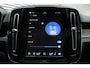 Volvo EC40 Twin Motor Ultra Black Edition Europa 82 kWh | Visual Park Assist met 360° Camera | Harman/Kardon | Vast Panoramadak | Elektrisch Verstelbare Voorstoelen Met Geheugen | Connect Microtech/Nubuck Bekleding | BLIS | Adaptive Cruise Control | Stoelverwarming Voor- en Achter | Stuurverwarming | Pilot Assist | Elektrische Achterklep Met Sensorsturing | Keyless |