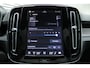 Volvo EC40 Twin Motor Ultra Black Edition Europa 82 kWh | Visual Park Assist met 360° Camera | Harman/Kardon | Vast Panoramadak | Elektrisch Verstelbare Voorstoelen Met Geheugen | Connect Microtech/Nubuck Bekleding | BLIS | Adaptive Cruise Control | Stoelverwarming Voor- en Achter | Stuurverwarming | Pilot Assist | Elektrische Achterklep Met Sensorsturing | Keyless |