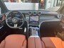 Mercedes-Benz GLC 300e 4MATIC Sport Edition | Amg Line | Nappa Leder Bruin | Premium Pakket | Night Pakket | Winter Pakket | Trekhaak | Panoramadak | Burmester 3D Surround | 360° Camera | Augmented Reality voor Navigatie | DISTRONIC Afstandsassistent | Dodehoekassistent | Verkeersbordenassistent | DIGITAL LIGHT | Elektrisch Verstelbare Stoelen + Memory | Stoelverwarming | Stuurverwarming | Sfeerverlichting | Apple CarPlay | Android Auto | Sierdelen Openporig Hout Aluminiumlines | Elektrische Achterklep | Elektrisch Inklapbare Buitenspiegels | Parkeersensoren