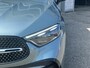Mercedes-Benz GLC 300e 4MATIC Sport Edition | Amg Line | Nappa Leder Bruin | Premium Pakket | Night Pakket | Winter Pakket | Trekhaak | Panoramadak | Burmester 3D Surround | 360° Camera | Augmented Reality voor Navigatie | DISTRONIC Afstandsassistent | Dodehoekassistent | Verkeersbordenassistent | DIGITAL LIGHT | Elektrisch Verstelbare Stoelen + Memory | Stoelverwarming | Stuurverwarming | Sfeerverlichting | Apple CarPlay | Android Auto | Sierdelen Openporig Hout Aluminiumlines | Elektrische Achterklep | Elektrisch Inklapbare Buitenspiegels | Parkeersensoren
