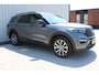 Ford Explorer 3.0 V6 EcoBoost PHEV ST-Line | Incl. 12 maanden garantie | 7-persoons | Trekhaak | Stoel/stuur verwarming | Stoelventilatie | Adaptieve cruise control | Climate control | Apple carplay/Android auto | Memory seat | Schuif/kantel dak |