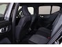 Volvo XC40 B3 Plus Black Edition - IntelliSafe Assist & Surround - 360º Camera - Harman/Kardon audio - Verwarmde voorstoelen & stuur - Parkeersensoren voor & achter - Elektr. bedienb. voorstoelen met geheugen links - Draadloze tel. lader - Standkachel - Extra getint glas - 20' LMV