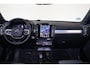 Volvo XC40 B3 Plus Black Edition - IntelliSafe Assist & Surround - 360º Camera - Harman/Kardon audio - Verwarmde voorstoelen & stuur - Parkeersensoren voor & achter - Elektr. bedienb. voorstoelen met geheugen links - Draadloze tel. lader - Standkachel - Extra getint glas - 20' LMV