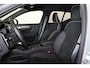 Volvo XC40 B3 Core - IntelliSafe Assist & Surround - 360º Camera - Verwarmde voorstoelen & stuur - Parkeersensoren voor & achter - Elektr. bedienb. voorstoelen met geheugen links - Draadloze tel. lader - Extra getint glas - 19' LMV