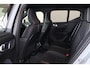 Volvo XC40 B3 Core - IntelliSafe Assist & Surround - 360º Camera - Verwarmde voorstoelen & stuur - Parkeersensoren voor & achter - Elektr. bedienb. voorstoelen met geheugen links - Draadloze tel. lader - Extra getint glas - 19' LMV