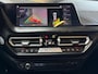 BMW 1-Serie 118i High Executive M-SPORT|PANO|HARMAN KARDON|KEYLESS|FABRIEKSGARANTIE|CARPLAY|CAMERA|AMBIENT|DEALER ONDERHOUDEN|VOL!