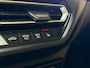 BMW 1-Serie 118i High Executive M-SPORT|PANO|HARMAN KARDON|KEYLESS|FABRIEKSGARANTIE|CARPLAY|CAMERA|AMBIENT|DEALER ONDERHOUDEN|VOL!