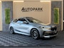 BMW 1-Serie 118i High Executive M-SPORT|PANO|HARMAN KARDON|KEYLESS|FABRIEKSGARANTIE|CARPLAY|CAMERA|AMBIENT|DEALER ONDERHOUDEN|VOL!