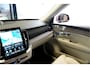 Volvo XC90 2.0 T8 AWD 335kW/456pk Aut8 Recharge Ultra Bright 7P LUCHTVERING + BOWERS&WILKINS + EL. TREKHAAK + ADAPT.CRUISE + PANORAMADAK + HEAD-UP + STOEL-&STUURVERWARMING + LEDEREN DASHBOARD + 360 CAMERA + STOELVENTILATIE + ACHTERBANKVERWARMING + 21" LM-VELGEN!!