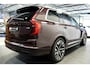Volvo XC90 2.0 T8 AWD 335kW/456pk Aut8 Recharge Ultra Bright 7P LUCHTVERING + BOWERS&WILKINS + EL. TREKHAAK + ADAPT.CRUISE + PANORAMADAK + HEAD-UP + STOEL-&STUURVERWARMING + LEDEREN DASHBOARD + 360 CAMERA + STOELVENTILATIE + ACHTERBANKVERWARMING + 21" LM-VELGEN!!