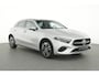 Mercedes-Benz A-klasse 250 e Plug-In Hybride Ledkoplampen | Stoelverwarming | Parkeerpakket met achteruitrijcamera | Dodehoekassistent. Inclusief 24 maanden Mercedes-Benz Certified garantie voor Europa.